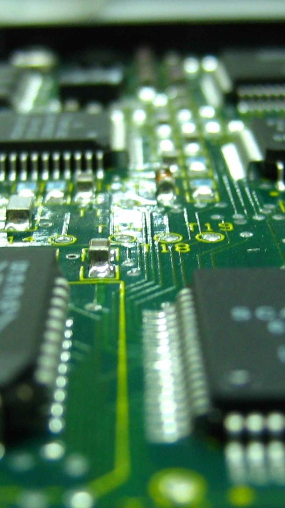 The Chiplet Revolution: The Critical Role of Advanced PCB Substrates and Interposers 3 PCB and microchips